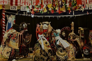 多数の鬼が暴れる石見神楽でのクライマックスの場面