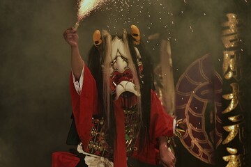 多数の鬼が暴れる石見神楽でのクライマックスの場面