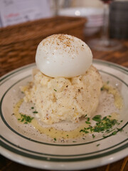 ゆで卵をのせたポテトサラダ（ウフ添え・洋風前菜）