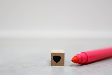 ハートマークの木製ブロック。愛情の象徴素材。