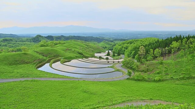 日本の棚田百選：
「阿蘇五岳を望む熊本県産山村の扇棚田と田園風景」
(阿蘇郡産山村)(扇棚田)
Japan's 100 Best Rice Terraces:
"Ogi Rice Terraces and Rural Landscape in Sanzan Village, Kumamoto Prefecture, Overlooking the Five Peaks of Mt. Aso"