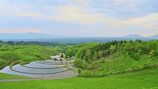 日本の棚田百選：
「阿蘇五岳を望む熊本県産山村の扇棚田と田園風景」
(阿蘇郡産山村)(扇棚田)
Japan's 100 Best Rice Terraces:
"Ogi Rice Terraces and Rural Landscape in Sanzan Village, Kumamoto Prefecture, Overlooking the Five Peaks of Mt. Aso"