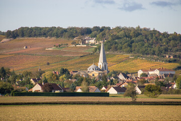 Naklejka premium Village viticole de Givry et l'église Saints-Pierre-et-Paul dans le département français de Saône-et-Loire et la région Bourgogne-Franche-Comté.