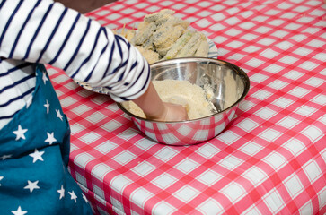 料理をする子供