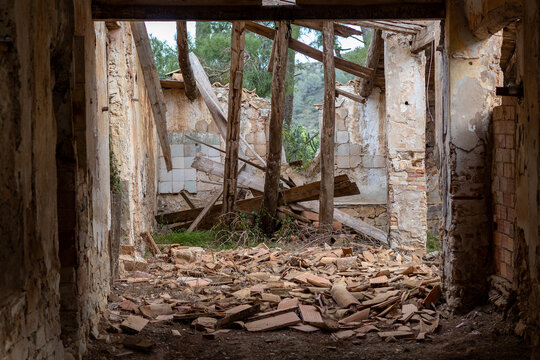 Interior View of Abandoned and Ruined House with Collapsed Roof (Vista interior de casa abandonada y en ruinas con techo derrumbado).
