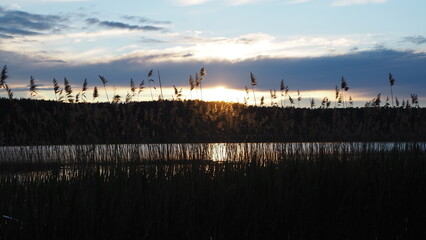 zachód na jeziorem © ComBart