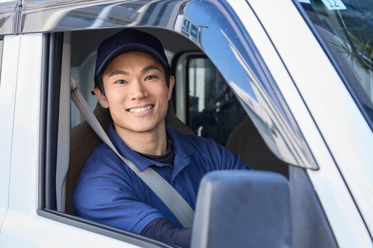 車内から微笑む配送ドライバー