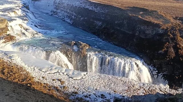 Blick auf den wundersch&ouml;nen riesigen Gullfoss Wasserfall auf Island	