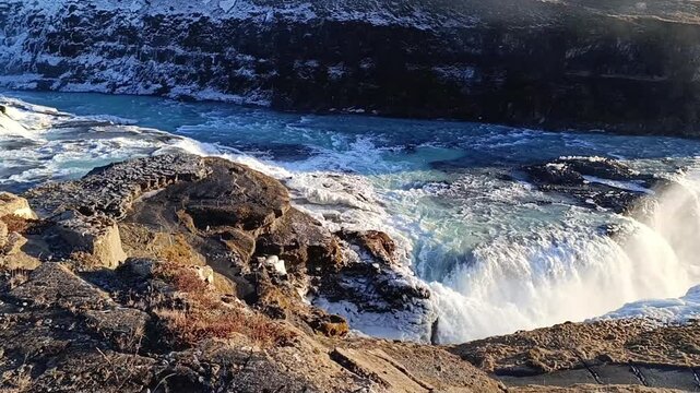 Blick auf den wundersch&ouml;nen riesigen Gullfoss Wasserfall auf Island	