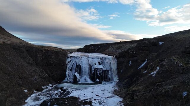 Drohnenflug rund um  den Porufoss Wasserfall auf Island der gerade sch&ouml;n vereist ist	