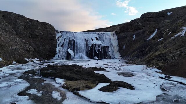 Drohnenflug rund um  den Porufoss Wasserfall auf Island der gerade sch&ouml;n vereist ist	