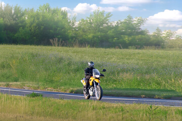 Obraz premium Weekend road trip through countryside scenery
