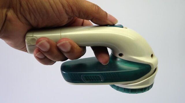 Electric lint remover for fabrics