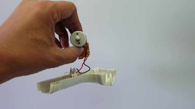 Electric lint remover for fabrics
