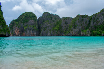 Obraz premium View of famous Maya Bay, Thailand. One of the most popular beach in the world. Ko Phi Phi islands. Beach without people.