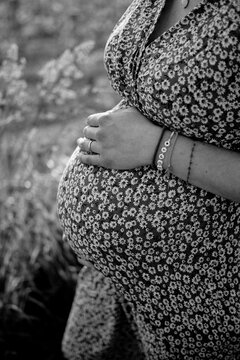 Foto scattata ad una donna incinta attorno alle colline tassarolesi in provincia di Alessandria durante il periodo primaverile.