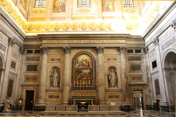 Obraz premium Altar with painting and dome August 2024