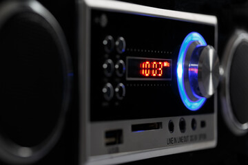 Stereo FM radio with digital scale