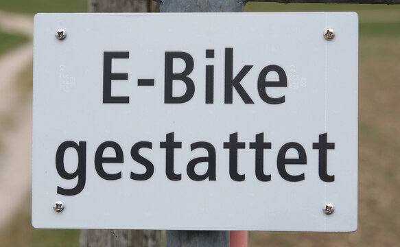 Durchfahrt mit E-Bike gestattet, Benutzung von Elektrovelos auf diesem Weg erlaubt