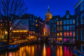 Amsterdam canal at blue hour with historic houses and reflections © WCPW PHOTOGRAPHY