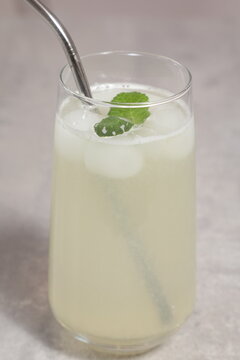 Pr&eacute;paration de citronnade fra&icirc;che &agrave; la menthe