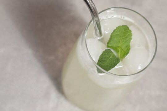 Boisson citronn&eacute;e avec menthe et glace au verre