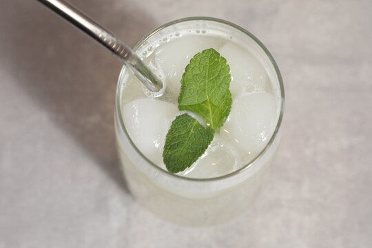 Pr&eacute;paration de citronnade avec menthe fra&icirc;che