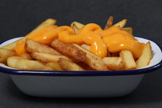 Restaurant Frite sert des frites avec fromage