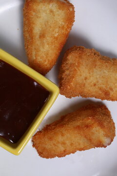 Croquettes de camembert frites sur une assiette