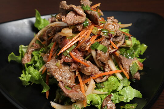 Plat asiatique avec viande et l&eacute;gumes frais