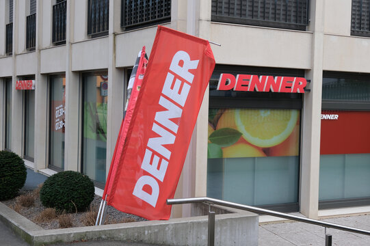 Denner Fahne und Logo vor Denner Filiale in Z&uuml;rich Oerlikon, Z&uuml;rich 1 M&auml;rz 2026