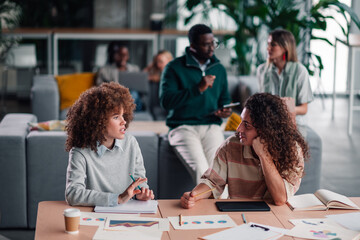 Obraz premium Diverse business team collaborating during office meeting