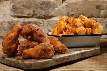 Plat de poulet frit avec garniture de pommes de terre