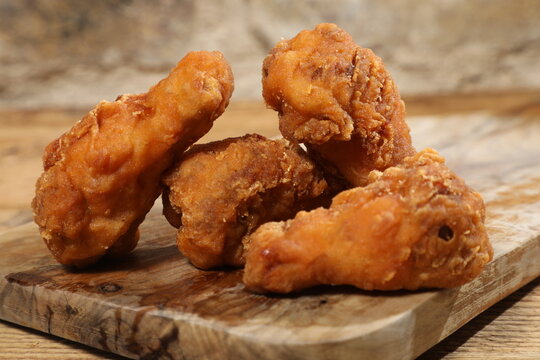 Plat de poulet frit sur une planche en bois