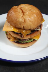 D&eacute;licieux cheeseburger savoureux au Smashburger