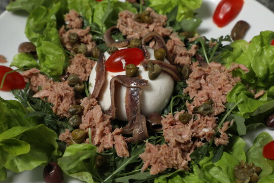 Salade de mozzarella avec thon et anchois