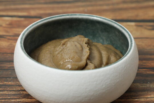 Pur&eacute;e de pois servie dans un bol en c&eacute;ramique