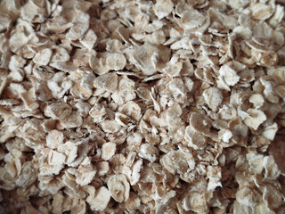 Primer plano detallado de un mont&oacute;n de copos de avena crudos