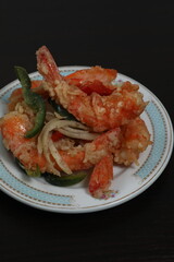 Crevettes frites sur une assiette d&eacute;corative