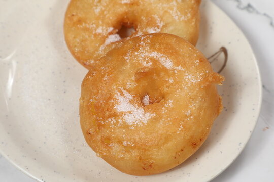 Dessert servi sur une assiette blanche