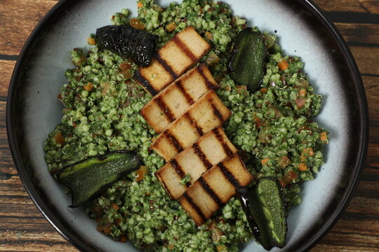Plat de lentilles vertes et tofu grill&eacute;