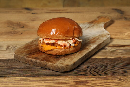 Un burger savoureux sur une planche en bois