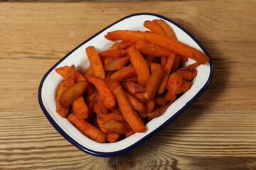 Frite de patate douce dans un plat simple