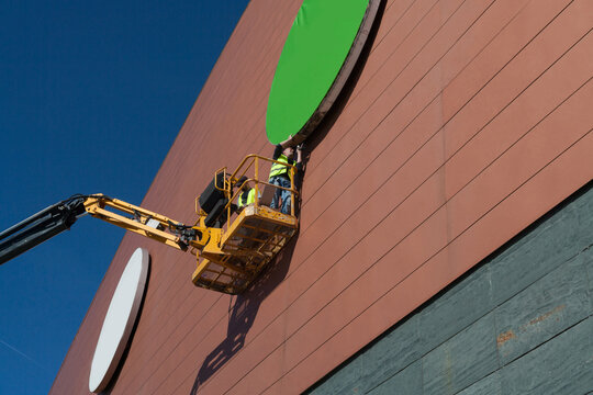 2 circle signs in the wall and workers tiying,the canvas