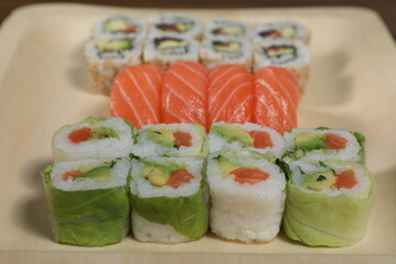 Plat asiatique avec sushi et maki en présentation © robin-clouet.fr