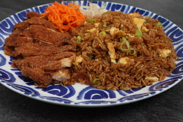 Savoureux plat de tomates et riz frit