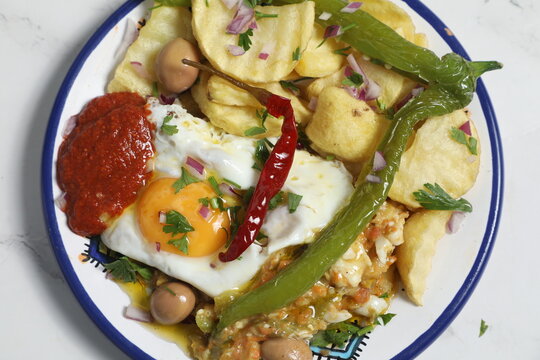 Repas traditionnel avec cresson et &oelig;uf