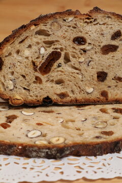 Pain asiatique coup&eacute; en tranches sur une table