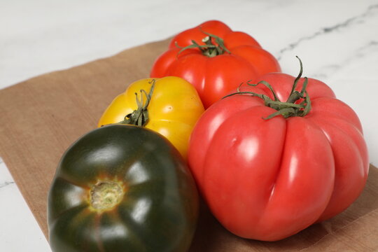 Des tomates fra&icirc;ches sur une table en bois