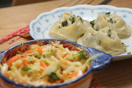 Ravioli asiatique sur une table en bois